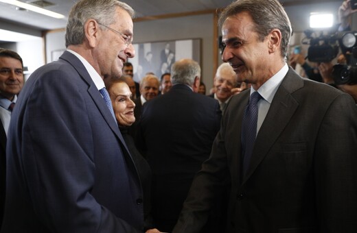 Η χειραψία Μητσοτάκη και Σαμαρά - Το χαμόγελο Καραμανλή