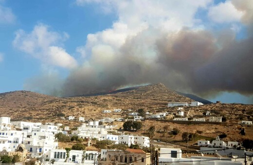 Μεγάλη φωτιά στην Ίο – Χωρίς πυροσβέστες το νησί