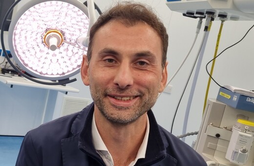 Ο Έλληνας που αφαιρεί όγκους εγκεφάλου από το φρύδι περιγράφει τη διαδικασία - Γιατί δεν ζει στην Ελλάδα