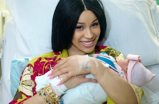 Cardi B: Τα βραχιόλια με τα ονόματα των παιδιών της και οι εικασίες για το τρίτο της παιδί 