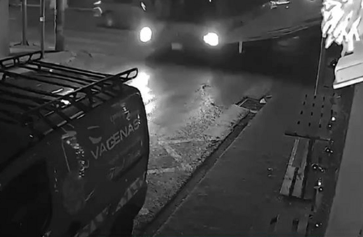 Νίκαια: Λεωφορείο συγκρούστηκε με αυτοκίνητο και παρέσυρε ακόμα πέντε - Η στιγμή του τροχαίου σε βίντεο