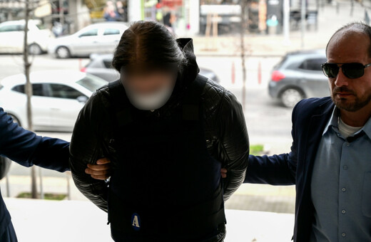 Δολοφονία αστυνομικού στη Θεσσαλονίκη: «Να μην ξαναβγεί, να μην ξαναδεί το φως του ήλιου» λέει η μητέρα του 32χρονου