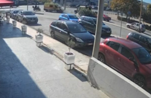 Χαϊδάρι: Βίντεο ντοκουμέντο από τη στιγμή που ασθενοφόρο του ΕΚΑΒ συγκρούεται σφοδρά με μηχανή