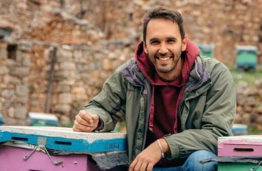 Ο Βασίλης πραγματοποίησε το μεγάλο του όνειρο και άφησε την Αθήνα για το χωριό της μητέρας του, την Κλειτορία, κόντρα σε όλους όσοι προσπαθούσαν να τον μεταπείσουν