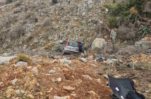 Χίος: Tροχαίο με τραυματία 97χρονο οδηγό - Έπεσε σε χαράδρα 10 μέτρων