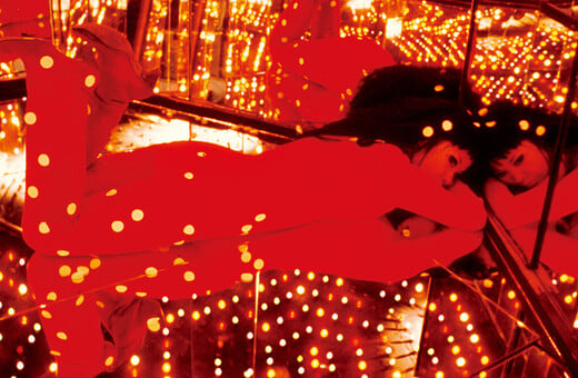 Yayoi Kusama: Η πλήρης απομόνωση της βασίλισσας της διεθνούς αγοράς τέχνης