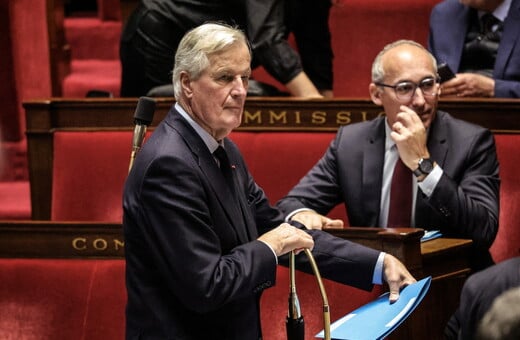 Γαλλία: Στα πρόθυρα κατάρρευσης η κυβέρνηση Μπαρνιέ – Λεπέν και Μελανσόν ετοιμάζονται για πρόταση μομφής