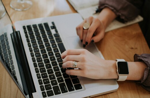 Επιδότηση για tablet και laptop: Οι δικαιούχοι - Πότε ξεκινά η υποβολή αιτήσεων