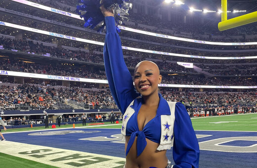 ΗΠΑ: Mαζορέτα των Dallas Cowboys με αλωπεκία χορεύει χωρίς περούκα για να ευαισθητοποιήσει το κοινό