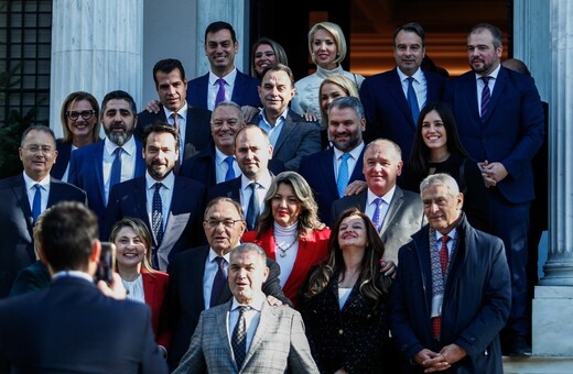 Selfies, χαμόγελα και δώρα στη συνάντηση Μητσοτακή με 111 βουλευτές της ΝΔ