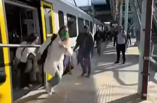 Προαστιακός: Επιβάτες σκύβουν κάτω από κάγκελο για να βγουν από τον συρμό