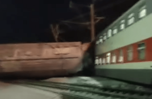 Ρωσία: Επιβατικό τρένο συγκρούστηκε με εμπορική αμαξοστοιχία
