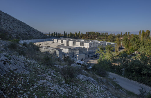 «Κόστισε 1 δισ. ευρώ και είναι καταφύγιο σκύλων»: Η Ιταλία σε δύσκολη θέση για τα μεταναστευτικά κέντρα στην Αλβανία