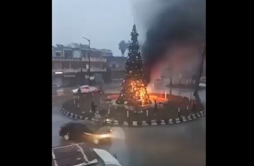 Διαδηλώσεις στη Συρία για τον εμπρησμό χριστουγεννιάτικου δέντρου