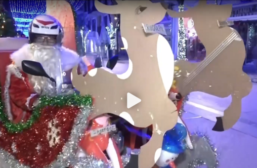 Θεσσαλονίκη: Ντελιβεράς ντύθηκε Άγιος Βασίλης και μοιράζει δώρα με μηχανάκι-έλκηθρο