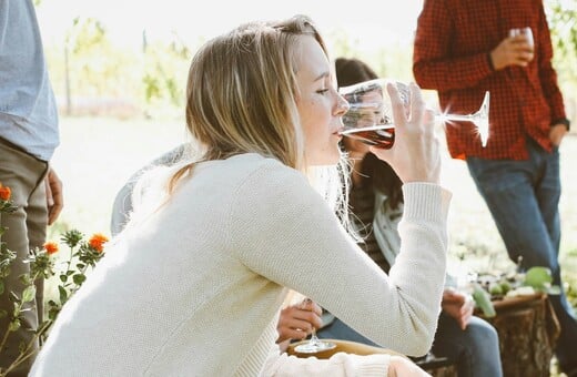 Η Gen Z καταναλώνει λιγότερο αλκοόλ από τις άλλες