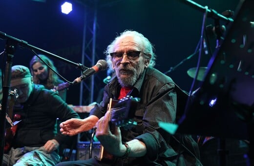 Όταν ο Πουλικάκος τραγούδησε το «Υπάρχω» του Καζαντζίδη αλά ροκ