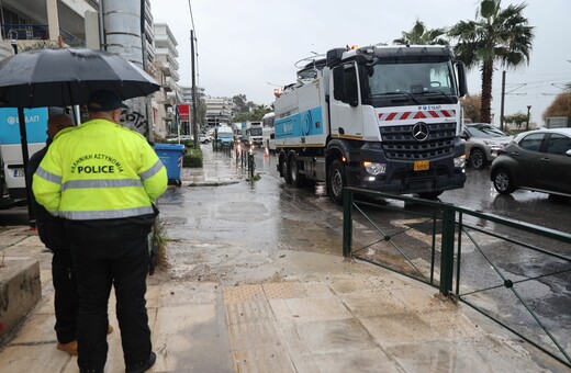 Άλιμος: «Το φορτηγό της ΕΥΔΑΠ κρατάει το καπάκι του φρεατίου για να μην εκτιναχθεί»