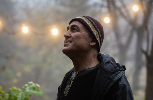 «Αν σταθείς ήσυχος στο δάσος, θ' ακούσεις τους ψιθύρους των δέντρων»