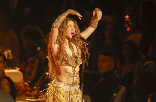 Η Shakira αφιέρωσε το Grammy που κέρδισε στους «μετανάστες αδελφούς και αδελφές της»