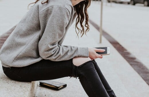 Πόσο χρόνο περνούν οι έφηβοι με τα smartphones τους όσο βρίσκονται στο σχολείο