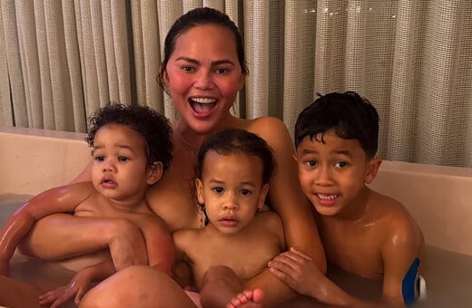 Κρίσι Τέιγκεν: Σχόλια για την νέα ανάρτηση που είναι στη μπανιέρα με τα παιδιά της