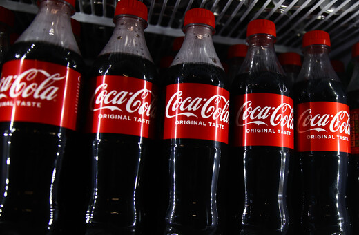 Η Coca-Cola προαναγγέλλει χρήση περισσότερου πλαστικού, λόγω των δασμών του Τραμπ 