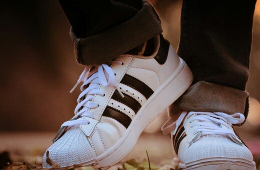 Πρόστιμο στην Adidas από την Τουρκία για παπούτσια από δέρμα χοίρου