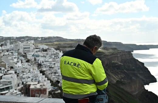 BBC: «Η Σαντορίνη φοβάται για την τουριστική περίοδο, οι σεισμοί πλήττουν το νησί»