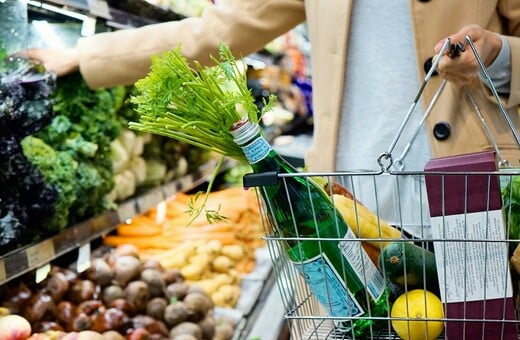 Ευρωβαρόμετρο: Οι τιμές και το κόστος διαβίωσης οι κορυφαίες ανησυχίες για τους νέους 