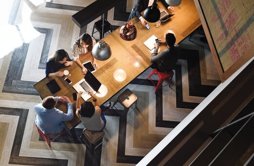Millennials και Gen Zers αναζητούν το ιδανικό workplace το 2025