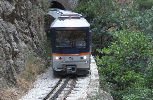 Αναστάτωση σε μαθητική εκδρομή στα Καλάβρυτα - Σταμάτησε πάνω σε γέφυρα ο οδοντωτός