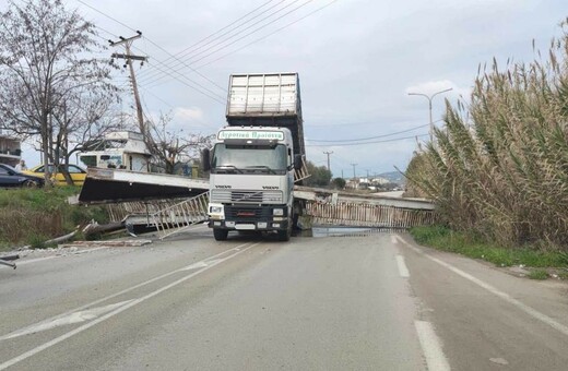 Αγρίνιο: Φορτηγό γκρέμισε πεζογέφυρα στην Εθνική Οδό Αντιρρίου - Ιωαννίνων