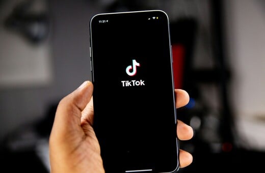 Καταγγελίες στο BBC: Το TikTok βγάζει κέρδη από σεξουαλικά livestream με παιδιά