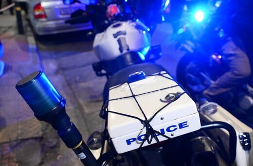 Καλλιθέα: Άνδρας με τσεκούρι ταμπουρώθηκε σε διαμέρισμα
