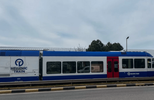 Πάτρα: Τρένο παρέσυρε ΙΧ που ήταν παρκαρισμένο πάνω στις ράγες