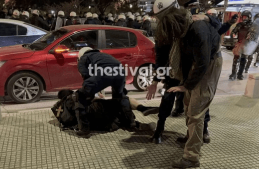 Θεσσαλονίκη: Ένταση και προσαγωγές στη διαμαρτυρία κατά παράστασης του Χριστόφορου Ζαραλίκου
