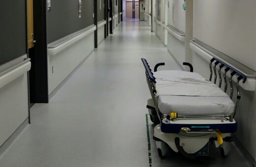Λάρισα: «Έμεινε ώρα χωρίς οξυγόνο» λέει η γιαγιά του 9χρονο που πνίγηκε με πορτοκάλι σε σχολείο