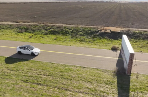 Είναι το autopilot της Tesla πιο έξυπνο από τον Road Runner;