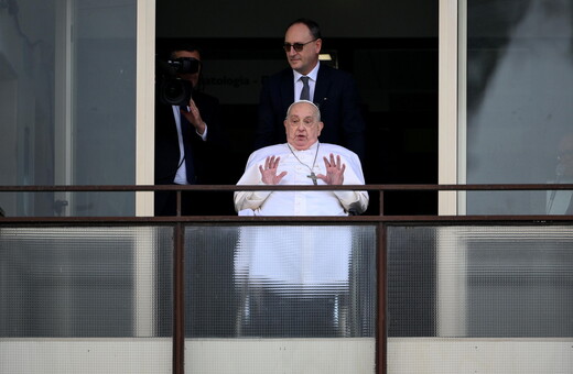 Ο Πάπας Φραγκίσκος στο μπαλκόνι του νοσοκομείου: Μίλησε σε πιστούς, πριν το εξιτήριο