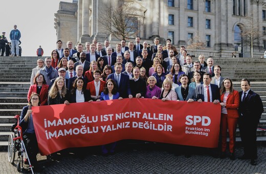Γερμανία: «Ο Ιμάμογλου δεν είναι μόνος» - Το πανό των Σοσιαλδημοκρατών έξω από το κοινοβούλιο