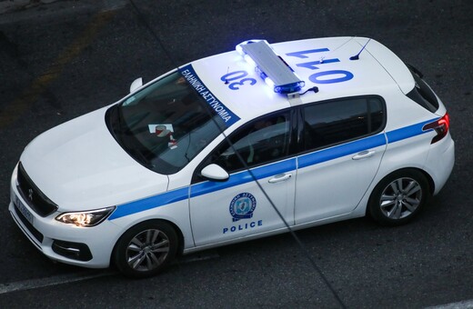 Ομόνοια: Βίντεο από τη στιγμή που οι εργαζόμενοι μεταφέρουν τον νεκρό άστεγο έξω από το εστιατόριο