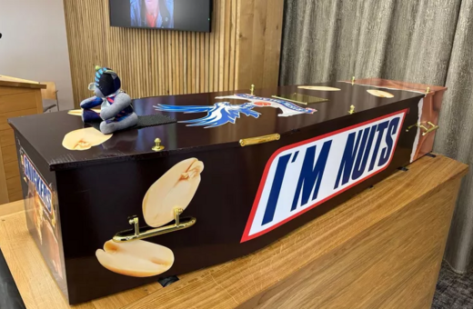 Η τελευταία επιθυμία του ήταν ένα φέρετρο Snickers - και την έκανε πραγματικότητα