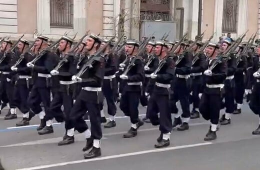 Εθνικιστικές κορώνες Πλεύρη για το σύνθημα στην παρέλαση: Τι να φωνάζουν, «περνά, περνά η μέλισσα;» και «μικρό μου πόνι»;