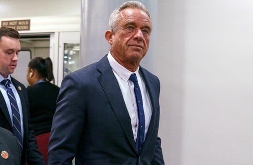 Ο Τραμπ θέλει δασμούς στην φαρμακοβιομηχανία και ο υπουργός υγείας να απαγορευτεί η αγορά ζαχαρούχων αναψυκτικών με κουπόνια