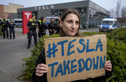 «Tesla Takedown»: Διαδηλωτές στις αντιπροσωπείες σε όλο τον κόσμο κατά Τραμπ - Μασκ