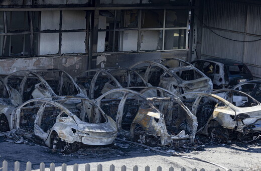 Ιταλία: Τουλάχιστον 17 Tesla καταστράφηκαν σε φωτιά - Για «τρομοκρατία» κάνει λόγο ο Μασκ