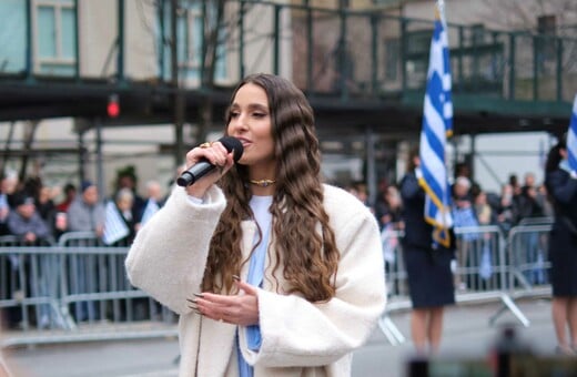 Νέα Υόρκη: Η Evangelia ερμήνευσε τον Εθνικό Ύμνο στην παρέλαση για την 25η Μαρτίου 