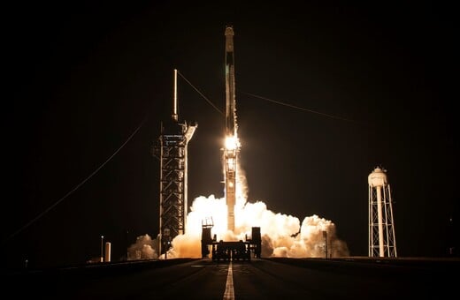 Η SpaceX εκτόξευσε την πρώτη επανδρωμένη διαστημική πτήση πάνω από τις πολικές περιοχές της Γης