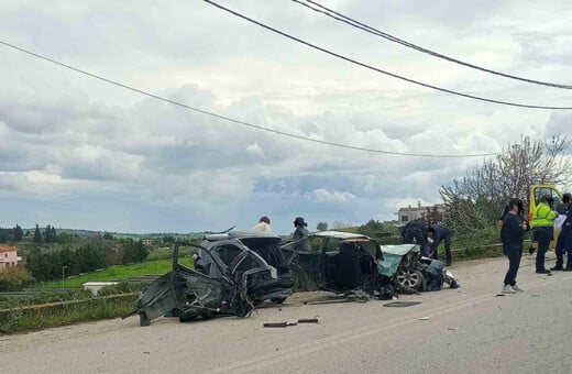 Θεσσαλονίκη: Σοβαρό τροχαίο στην Άνω Περαία - Το αυτοκίνητο κόπηκε στα δύο